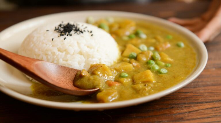 Arroz branco com curry em um prato branco